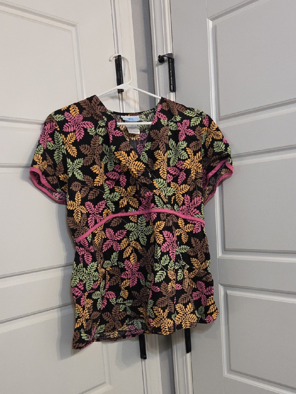 Womens Multicolor Leaf-Print Scrub Top - Pink Trim